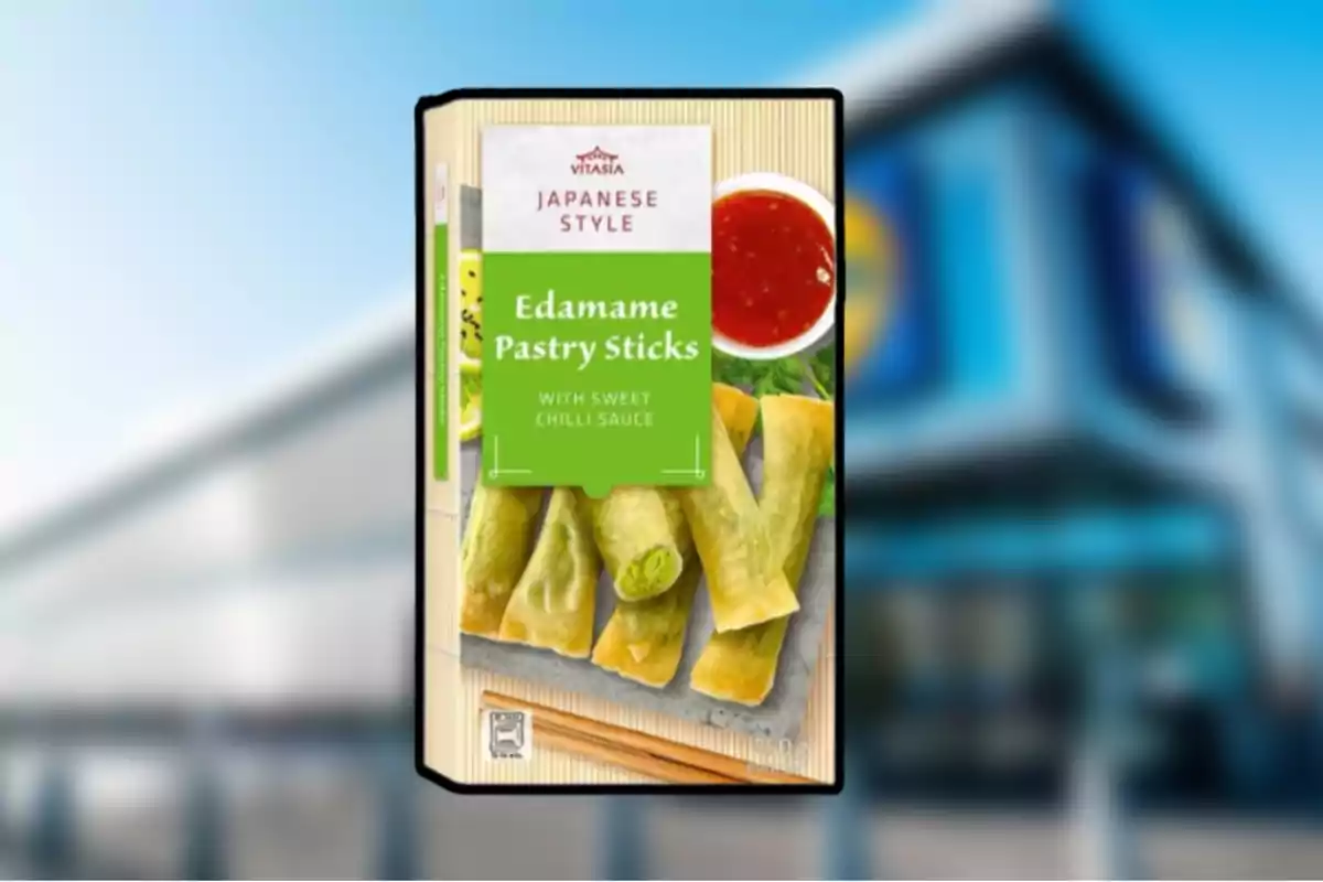 Caixa de bastonets de pasta de full d'edamame estil japonès amb salsa de xili dolç. Caixa de bastonets de pasta de full d'edamame estil japonès amb salsa de xili dolç.