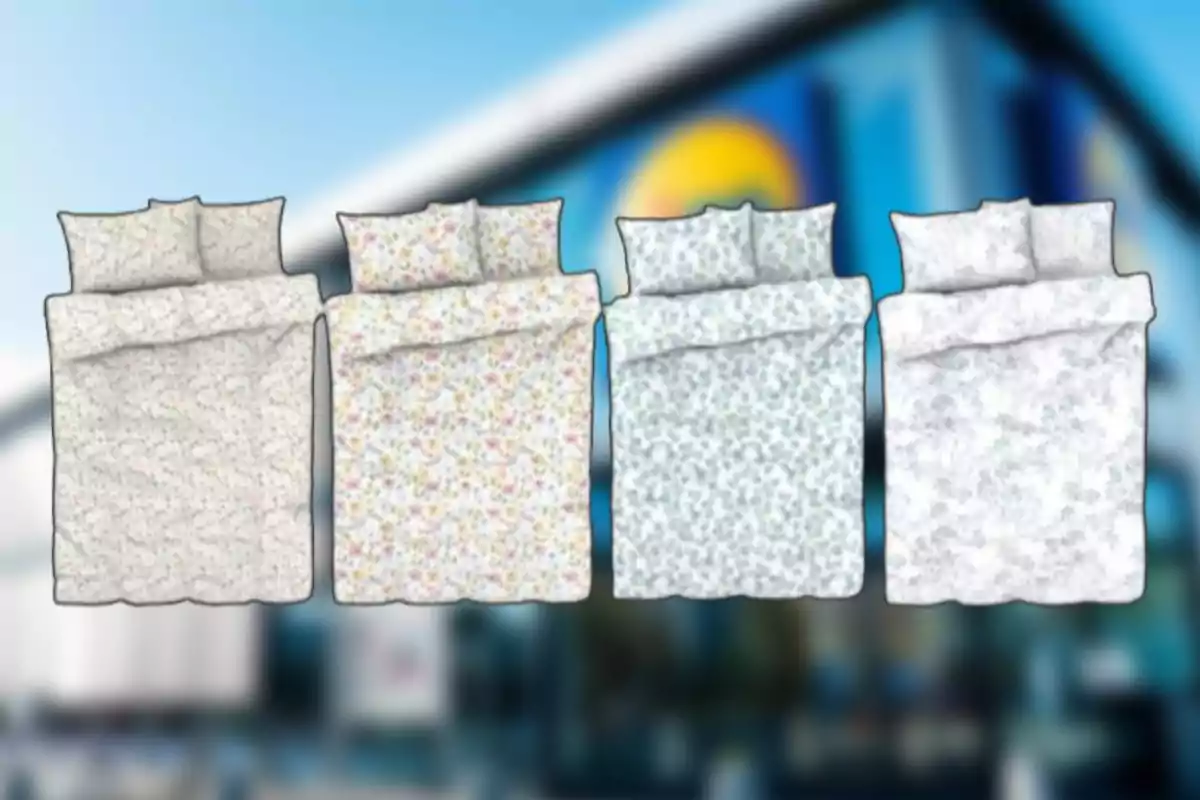 Quatre jocs de llençols amb diferents estampats florals sobre un fons desenfocat. Quatre jocs de llençols amb diferents estampats florals sobre un fons desenfocat.
