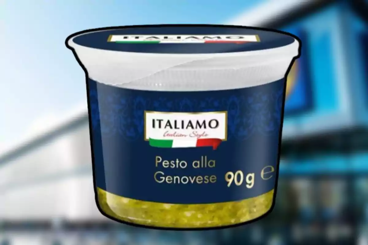 Un envàs de pesto alla genovese de la marca Italiamo amb un disseny blau i detalls en daurat, que conté 90 grams de producte. Un envàs de pesto alla genovese de la marca Italiamo amb un disseny blau i detalls en daurat, que conté 90 grams de producte.