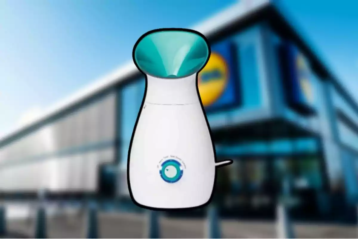 Un vaporitzador facial blanc amb detalls en blau davant d'un edifici modern. Un vaporitzador facial blanc amb detalls en blau davant d'un edifici modern.
