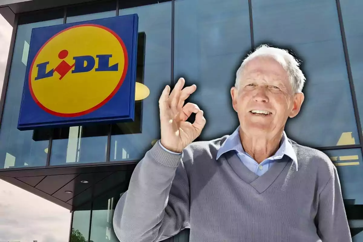 Home gran somrient i fent un gest de "OK" amb la mà davant d'una botiga Lidl.