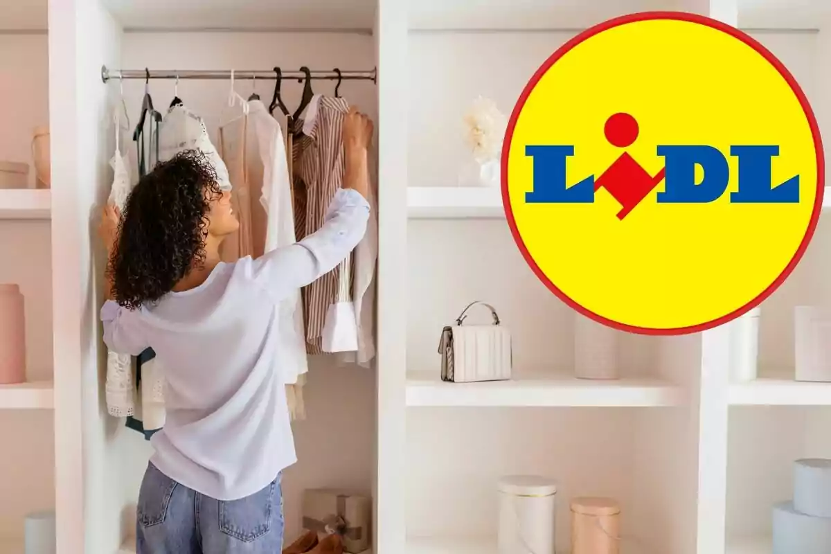 Una persona organitzant roba en un armari amb el logotip de Lidl superposat a la imatge.