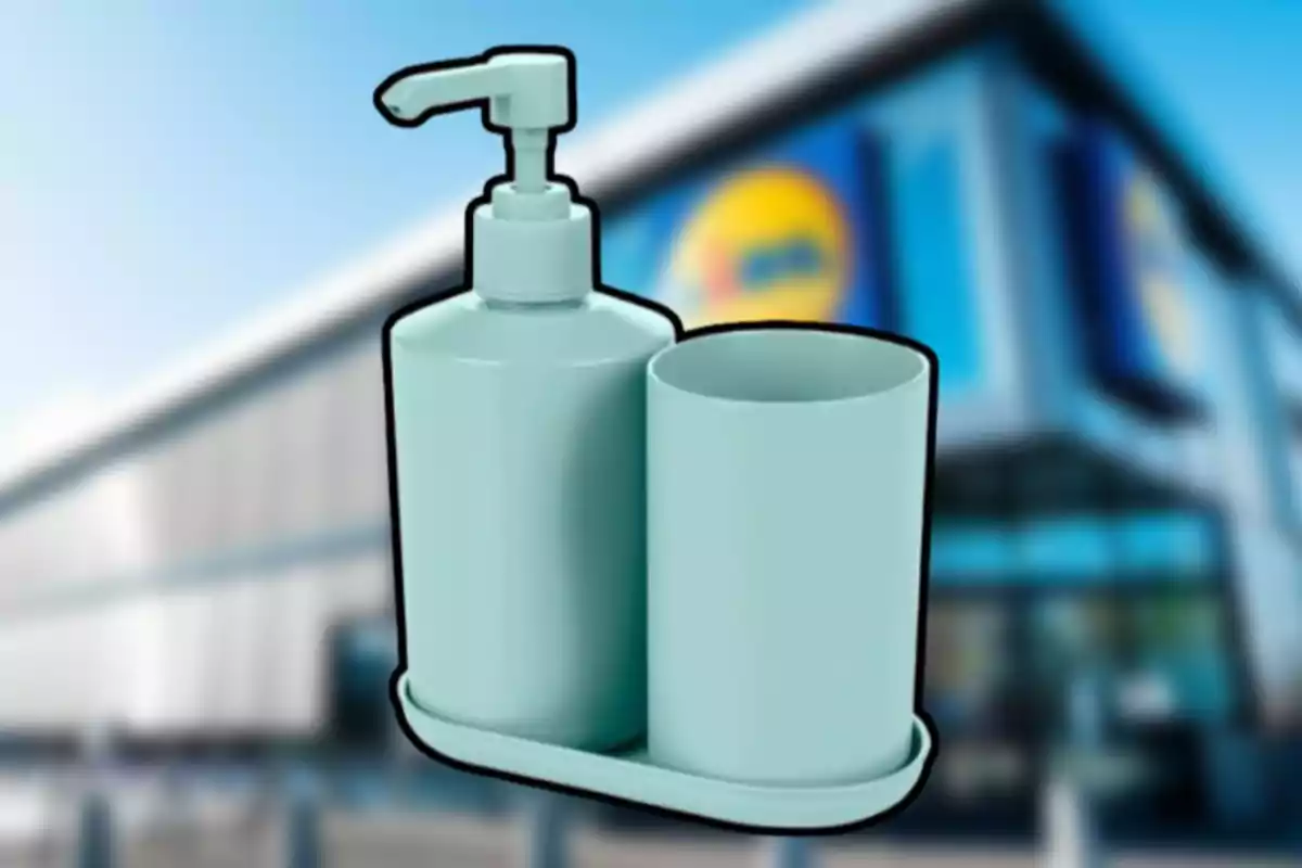 Un dispensador de sabó i un got de color blau clar sobre un fons desenfocat d'un edifici. Un dispensador de sabó i un got de color blau clar sobre un fons desenfocat d'un edifici.
