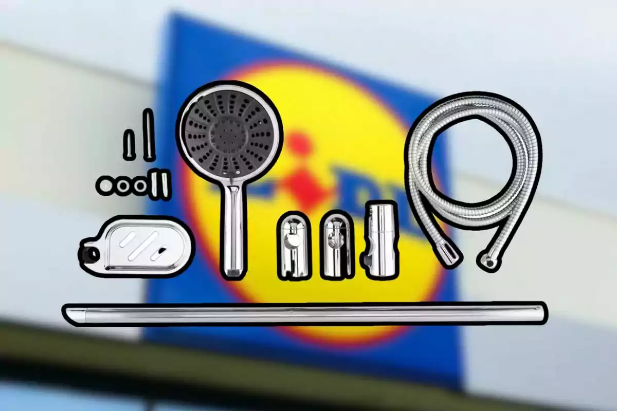 Kit de dutxa metàl·lic amb accessoris i mànega sobre un fons desenfocat amb el logotip d’una botiga. Kit de dutxa metàl·lic amb accessoris i mànega sobre un fons desenfocat amb el logotip d’una botiga.