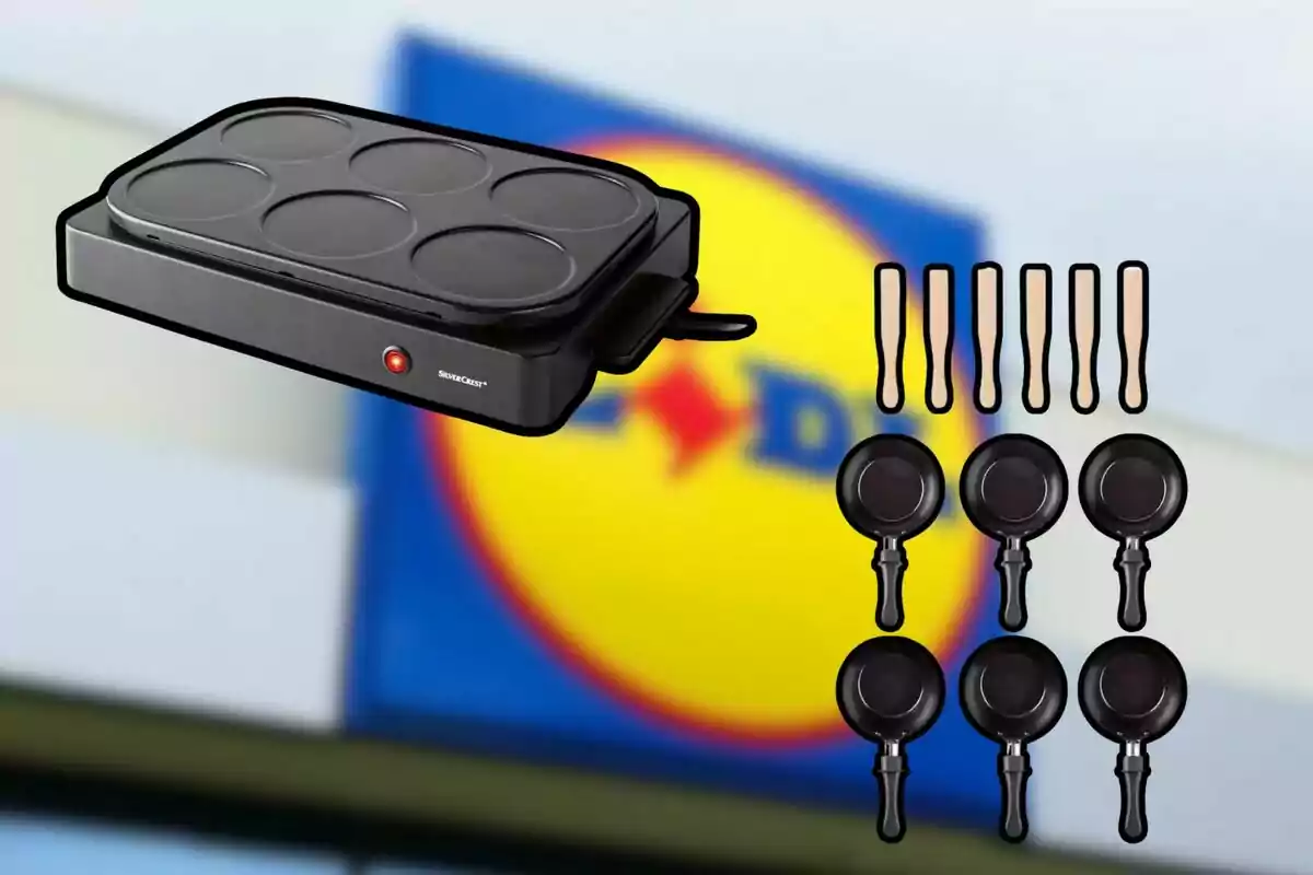 Una crepera elèctrica amb sis motlles rodons, sis espàtules de fusta i sis paelles petites davant d'un fons amb el logotip d'una botiga. Una crepera elèctrica amb sis motlles rodons, sis espàtules de fusta i sis paelles petites davant d'un fons amb el logotip d'una botiga.