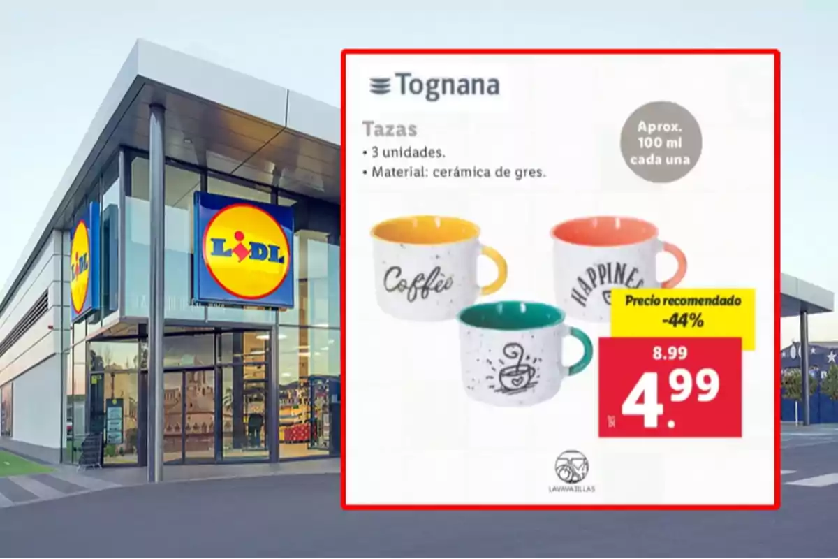 Imatge d'una botiga Lidl amb un anunci de tasses Tognana en oferta, mostrant tres tasses de ceràmica de gres amb diferents dissenys i colors, amb un preu reduït de 8,99 a 4,99 euros. Imatge d'una botiga Lidl amb un anunci de tasses Tognana en oferta, mostrant tres tasses de ceràmica de gres amb diferents dissenys i colors, amb un preu reduït de 8,99 a 4,99 euros.