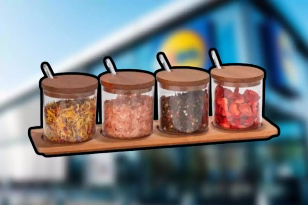 Quatre pots de vidre amb tapa de fusta i culleretes petites contenen diferents espècies i estan organitzats sobre una safata davant d’un fons desenfocat d’una botiga. Quatre pots de vidre amb tapa de fusta i culleretes petites contenen diferents espècies i estan organitzats sobre una safata davant d’un fons desenfocat d’una botiga.