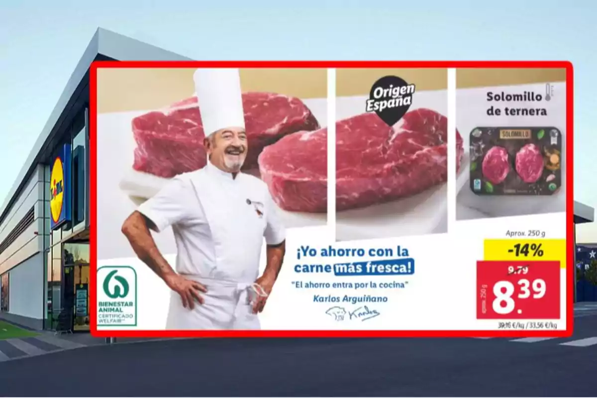 Un cartell publicitari d'un supermercat mostra un xef somrient al costat de peces de carn de vedella amb el text Un cartell publicitari d'un supermercat mostra un xef somrient al costat de peces de carn de vedella amb el text