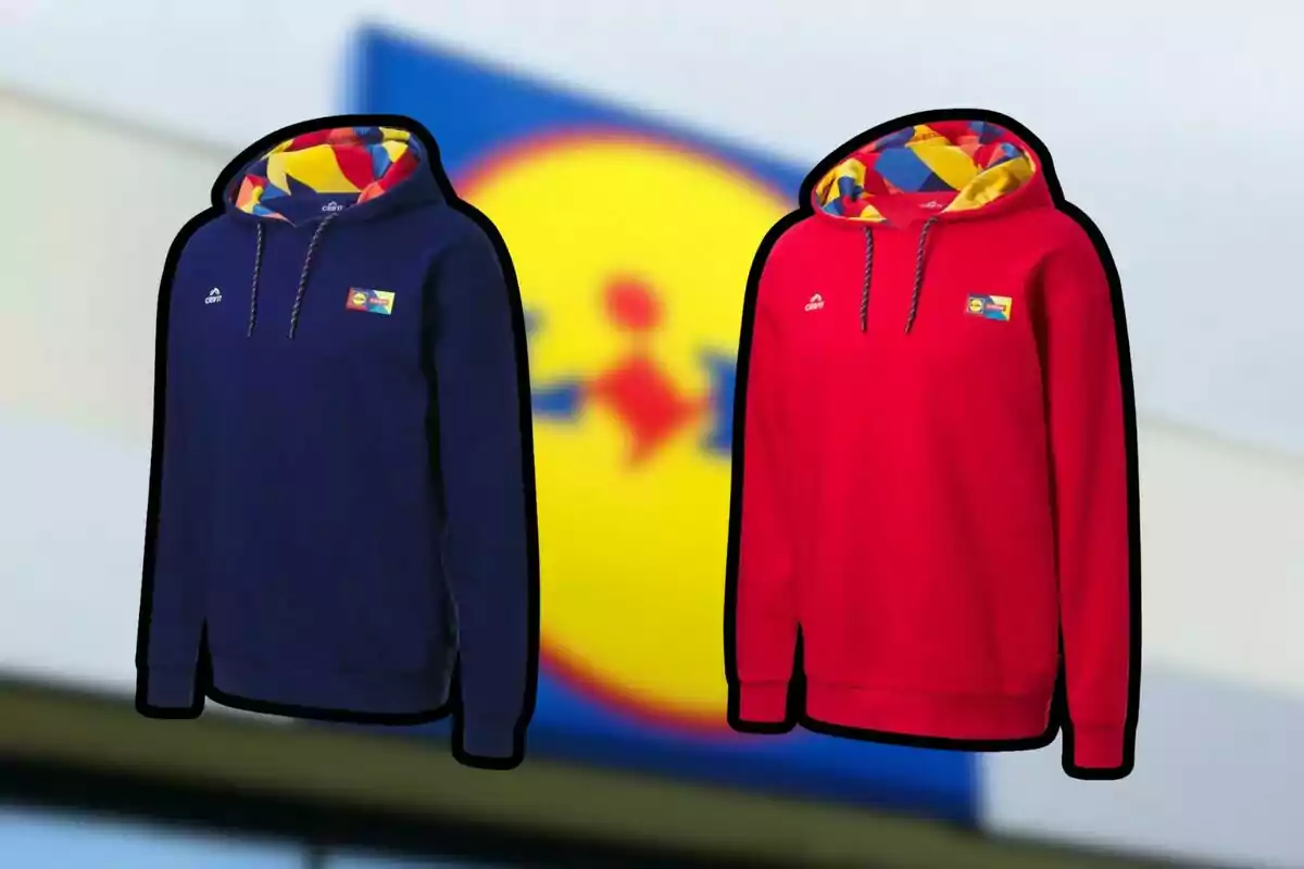Dues dessuadores amb caputxa, una blava i l'altra vermella, amb un disseny acolorit a l'interior de la caputxa i un logotip al pit, sobre un fons desenfocat. Dues dessuadores amb caputxa, una blava i l'altra vermella, amb un disseny acolorit a l'interior de la caputxa i un logotip al pit, sobre un fons desenfocat.