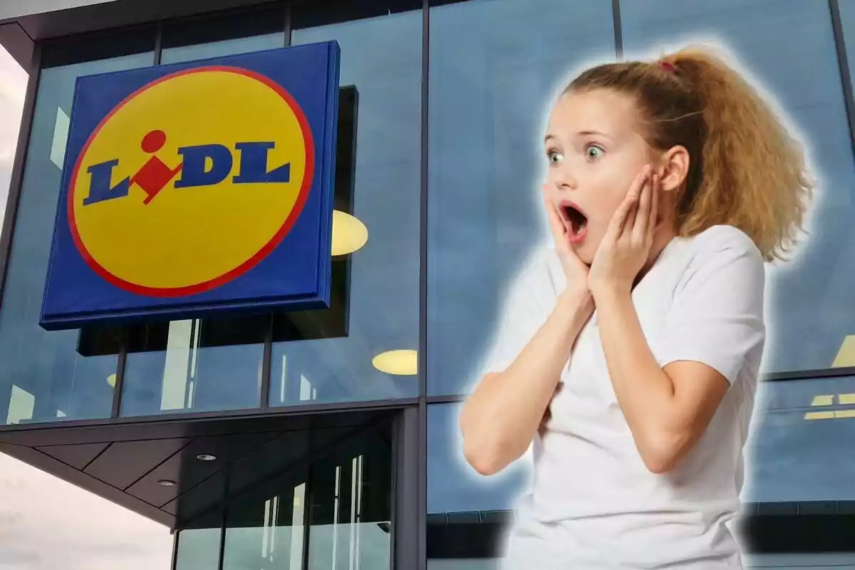 Nena sorpresa davant d'una botiga Lidl.