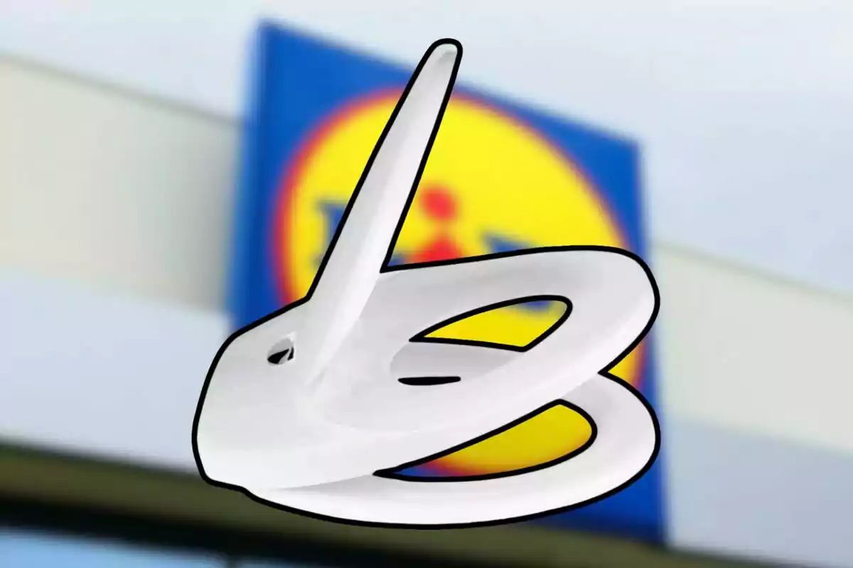 Un objecte blanc amb forma abstracta davant d'un cartell borrós d'un supermercat. Un objecte blanc amb forma abstracta davant d'un cartell borrós d'un supermercat.