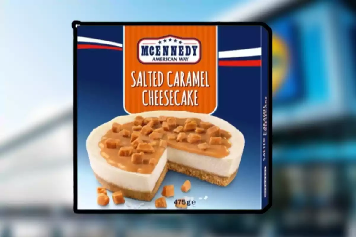 Caixa de pastís de formatge amb caramel salat de la marca McEnnedy, amb una imatge del pastís cobert de trossos de caramel sobre un fons blau. Caixa de pastís de formatge amb caramel salat de la marca McEnnedy, amb una imatge del pastís cobert de trossos de caramel sobre un fons blau.