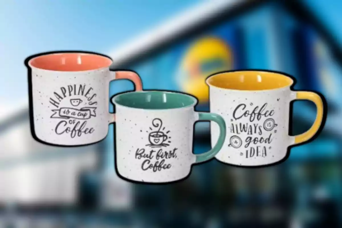 Tres tasses de cafè amb frases motivacionals sobre un fons borrós. Tres tasses de cafè amb frases motivacionals sobre un fons borrós.