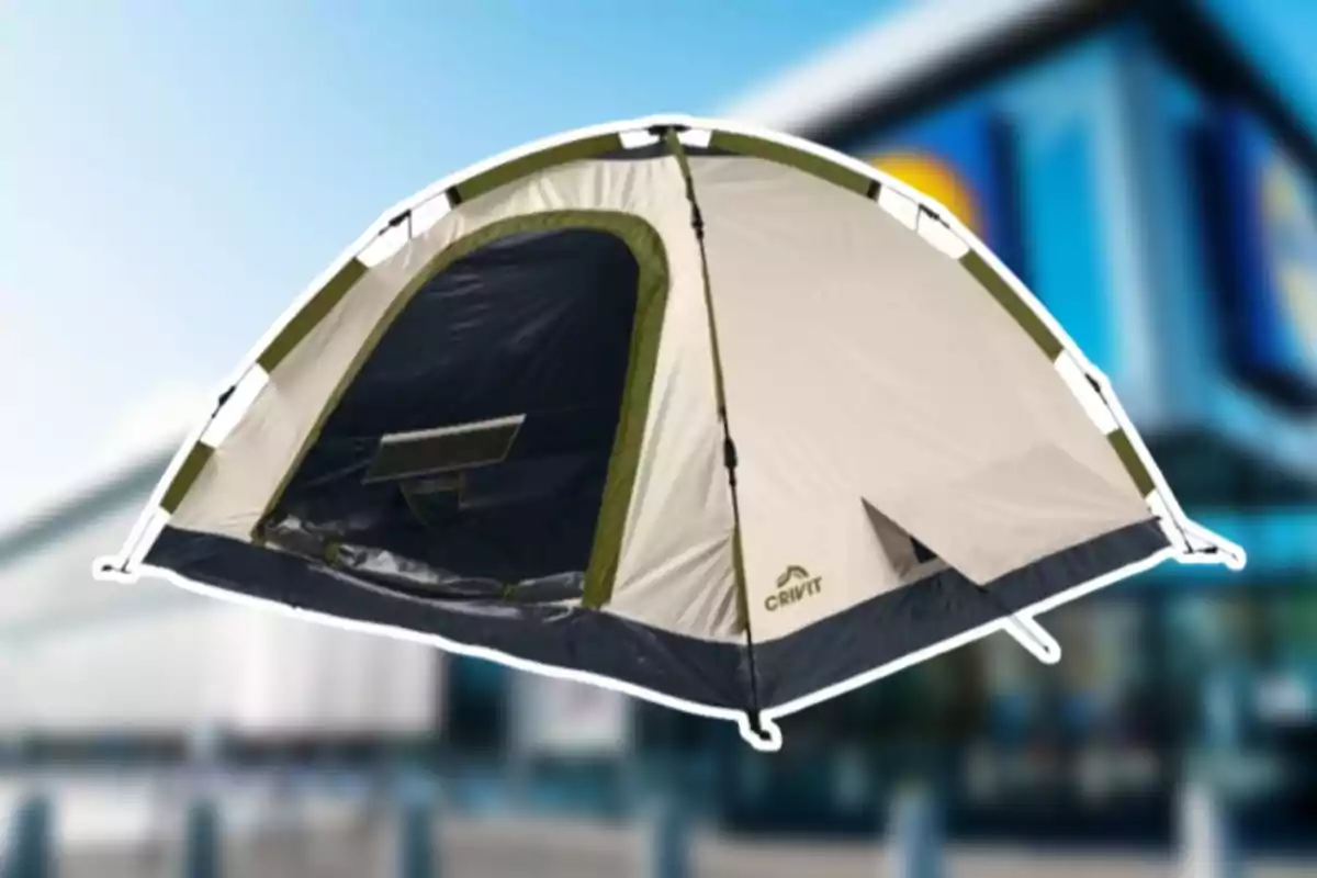 Una tenda de campanya de color beix i verd amb el logotip de Crivit en un fons desenfocat. Una tenda de campanya de color beix i verd amb el logotip de Crivit en un fons desenfocat.