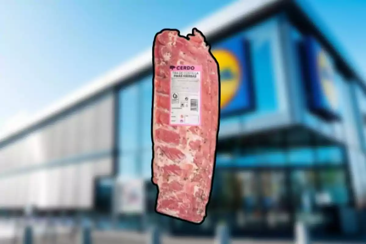 Un paquet de costelles de porc amb herbes apareix sobre un fons desenfocat d'un supermercat. Un paquet de costelles de porc amb herbes apareix sobre un fons desenfocat d'un supermercat.