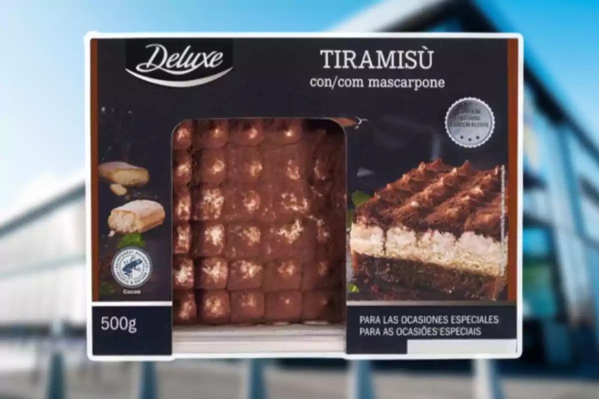 Caixa de tiramisú de la marca Deluxe amb mascarpone, amb un disseny elegant que mostra les postres al seu interior i una imatge del producte acabat, ideal per a ocasions especials, amb un pes de 500 grams.