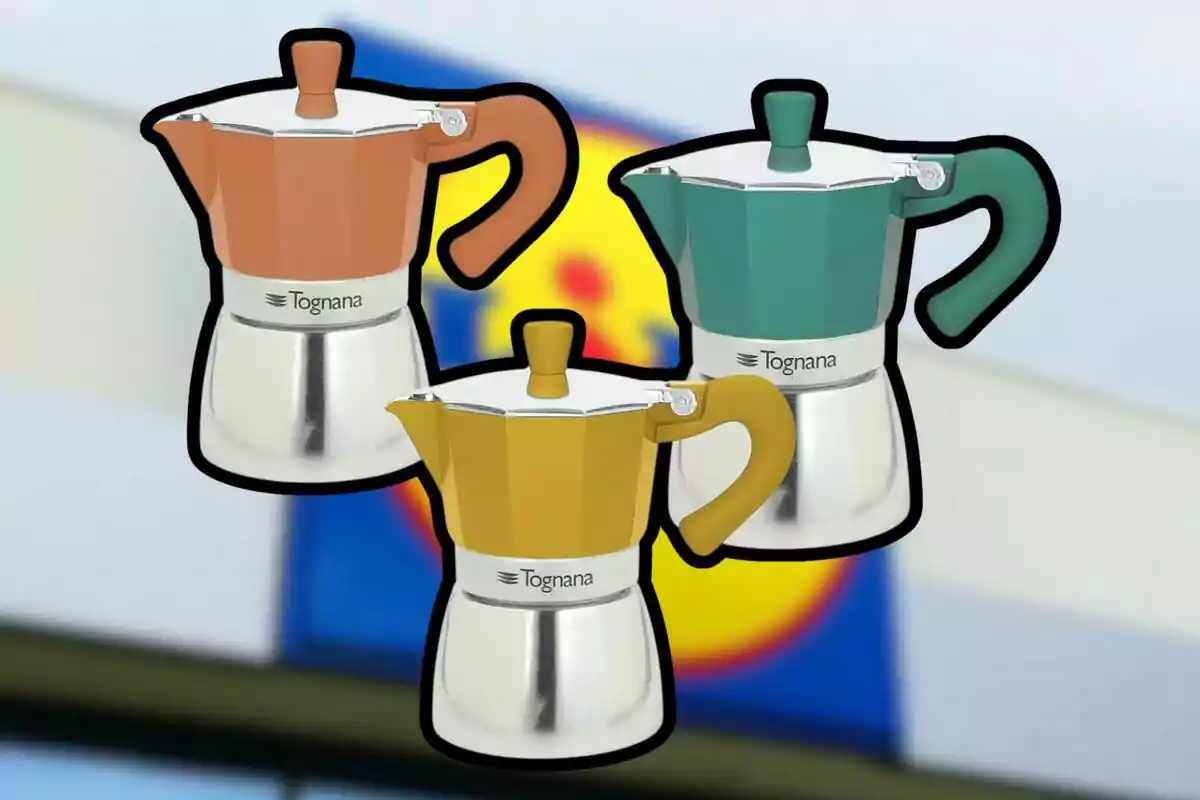 Tres cafeteres moka de colors diferents, taronja, verd i groc, amb la marca Tognana en un fons desenfocat. Tres cafeteres moka de colors diferents, taronja, verd i groc, amb la marca Tognana en un fons desenfocat.