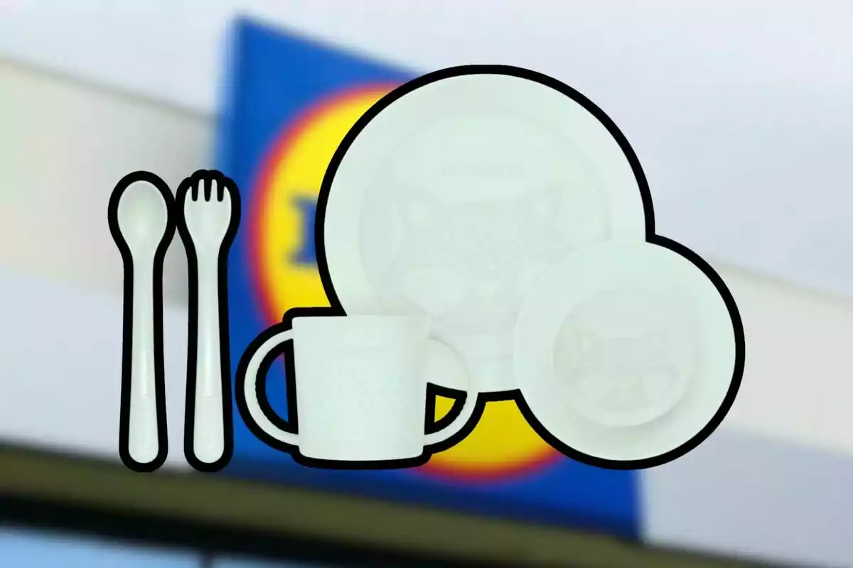Un conjunt de vaixella infantil que inclou un plat, un bol, una tassa, una cullera i una forquilla, amb un fons desenfocat d'un logotip de supermercat. Un conjunt de vaixella infantil que inclou un plat, un bol, una tassa, una cullera i una forquilla, amb un fons desenfocat d'un logotip de supermercat.