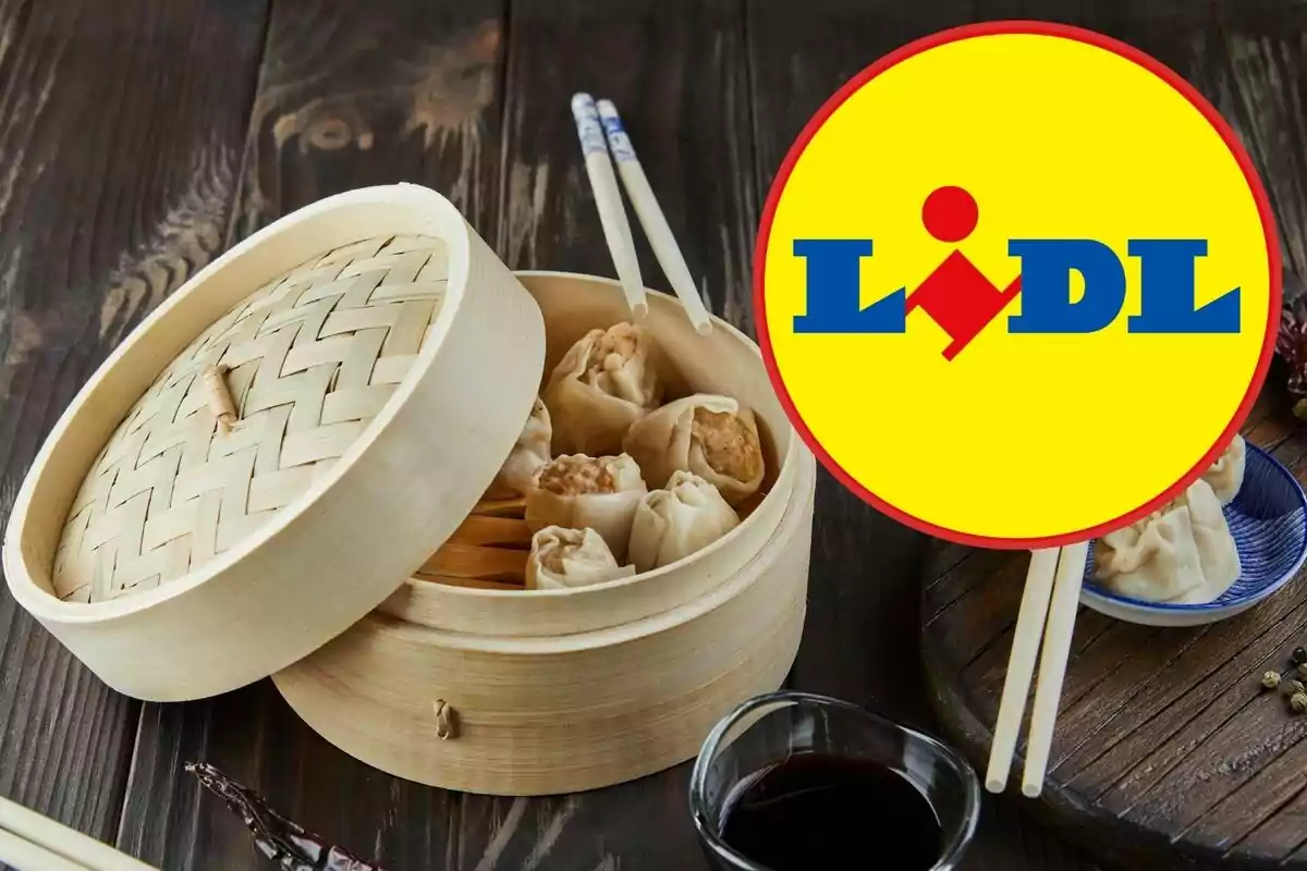 Cistella de bambú amb dumplings amb un logotip de supermercat. Cistella de bambú amb dumplings amb un logotip de supermercat.