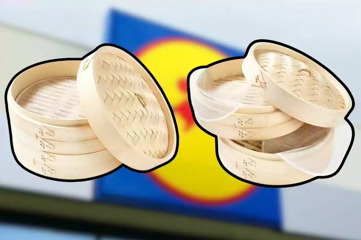Cistelles de vapor de bambú apilades amb un fons borrós d'un logotip colorit. Cistelles de vapor de bambú apilades amb un fons borrós d'un logotip colorit.