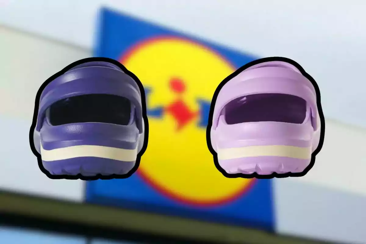 Dues sandàlies tipus crocs de color morat i lila davant d’un rètol borros de la botiga Lidl Dues sandàlies tipus crocs de color morat i lila davant d’un rètol borros de la botiga Lidl