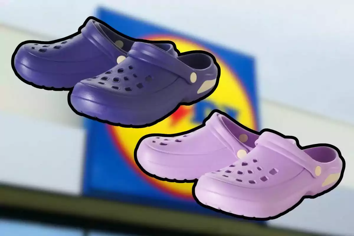Dos parells de sandàlies tipus Crocs de color morat i lila amb un fons desenfocat d’un rètol de supermercat. Dos parells de sandàlies tipus Crocs de color morat i lila amb un fons desenfocat d’un rètol de supermercat.