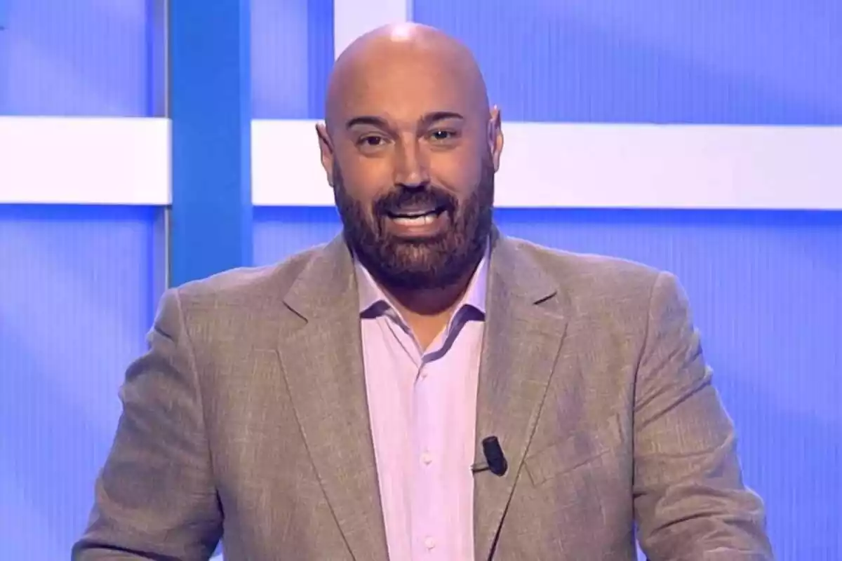 Primer plànol de Llucià Ferrer presentant el programa 'Atrapa'm si pots' de TV3