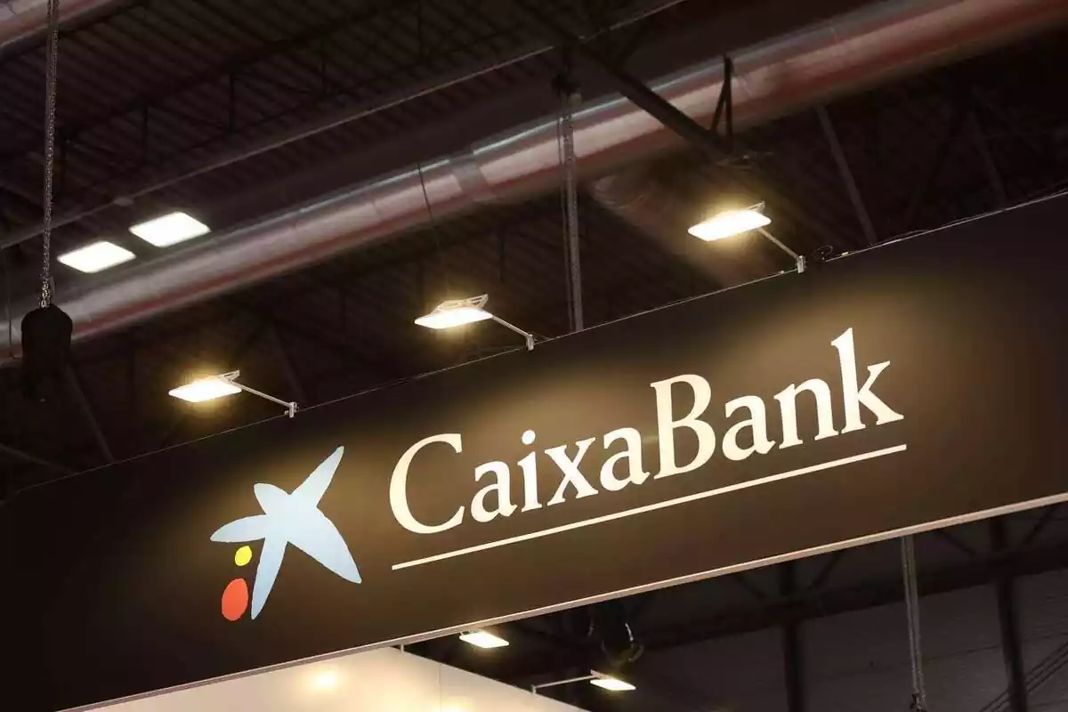 Cartell negre amb el logo de CaixaBank