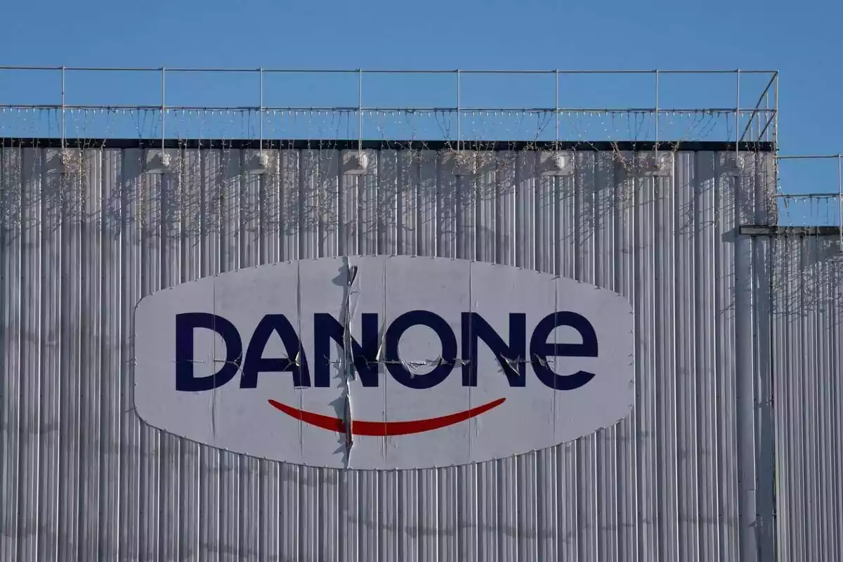 Logo de Danone a la seva fàbrica de Parets del Vallès