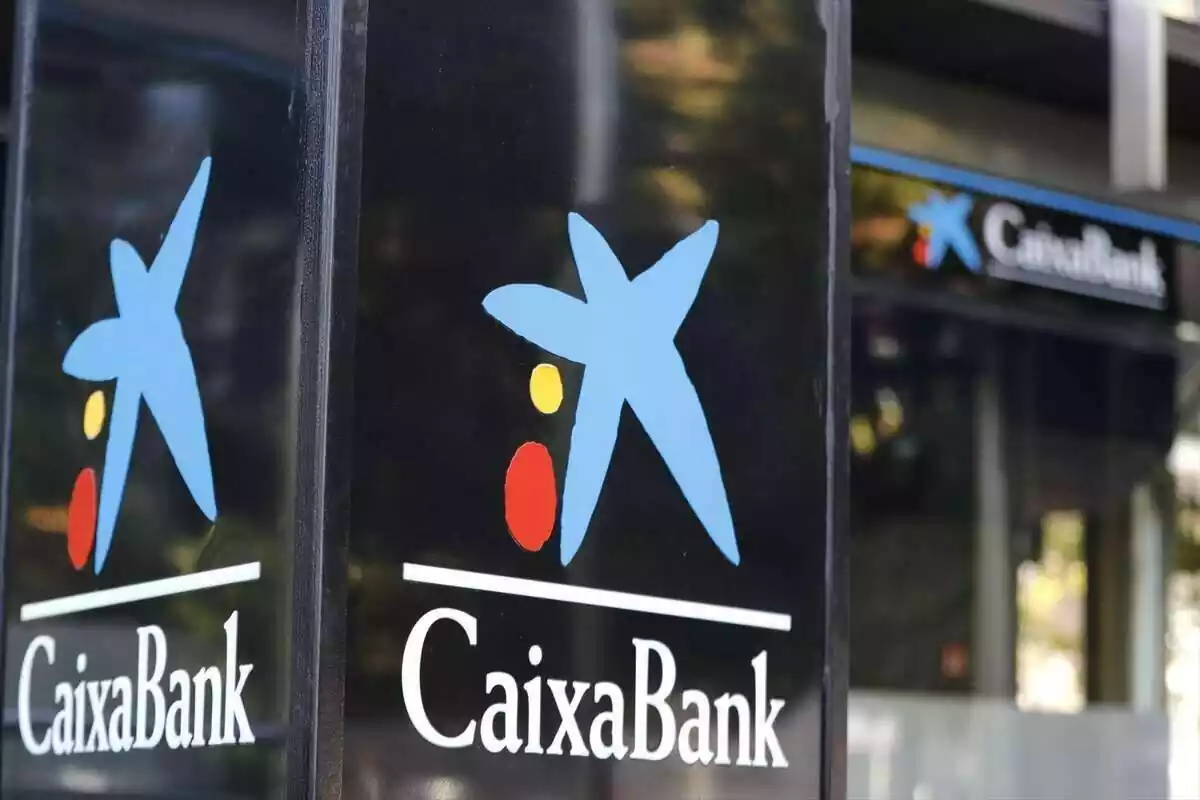 Pal o columna exterior amb el logo de CaixaBank davant del mateix banc
