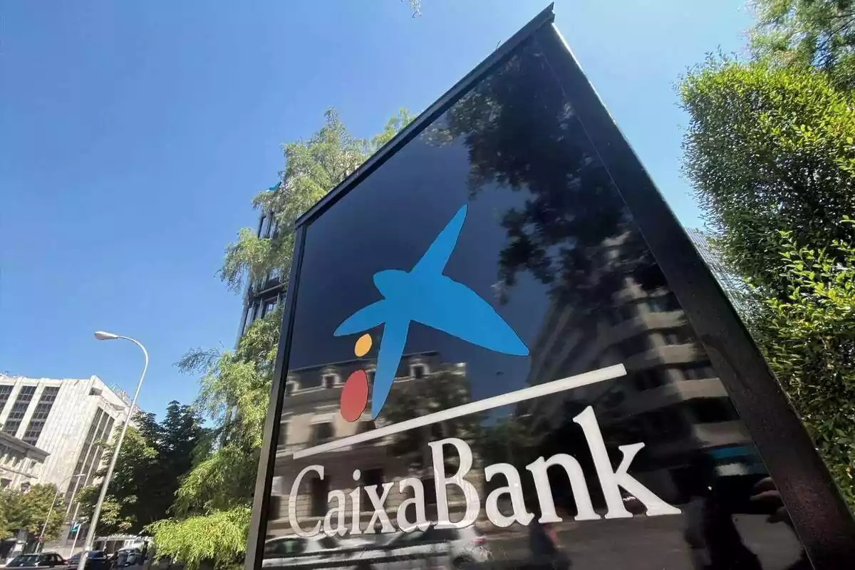 Primer plà del cartell amb el logo de l'exterior de les oficines de CaixaBank