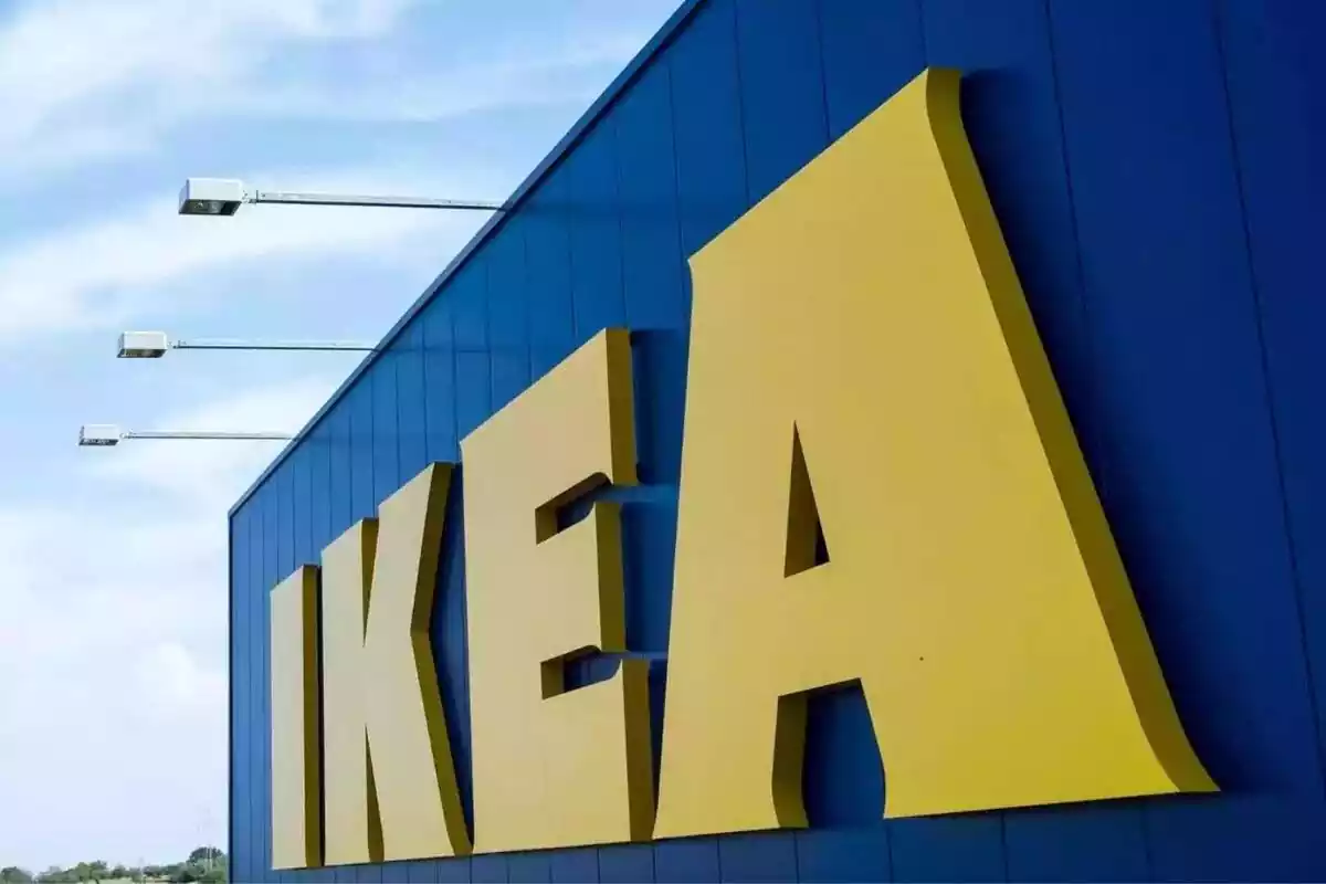 Logo de la cadena Ikea a l'exterior d'una de les botigues