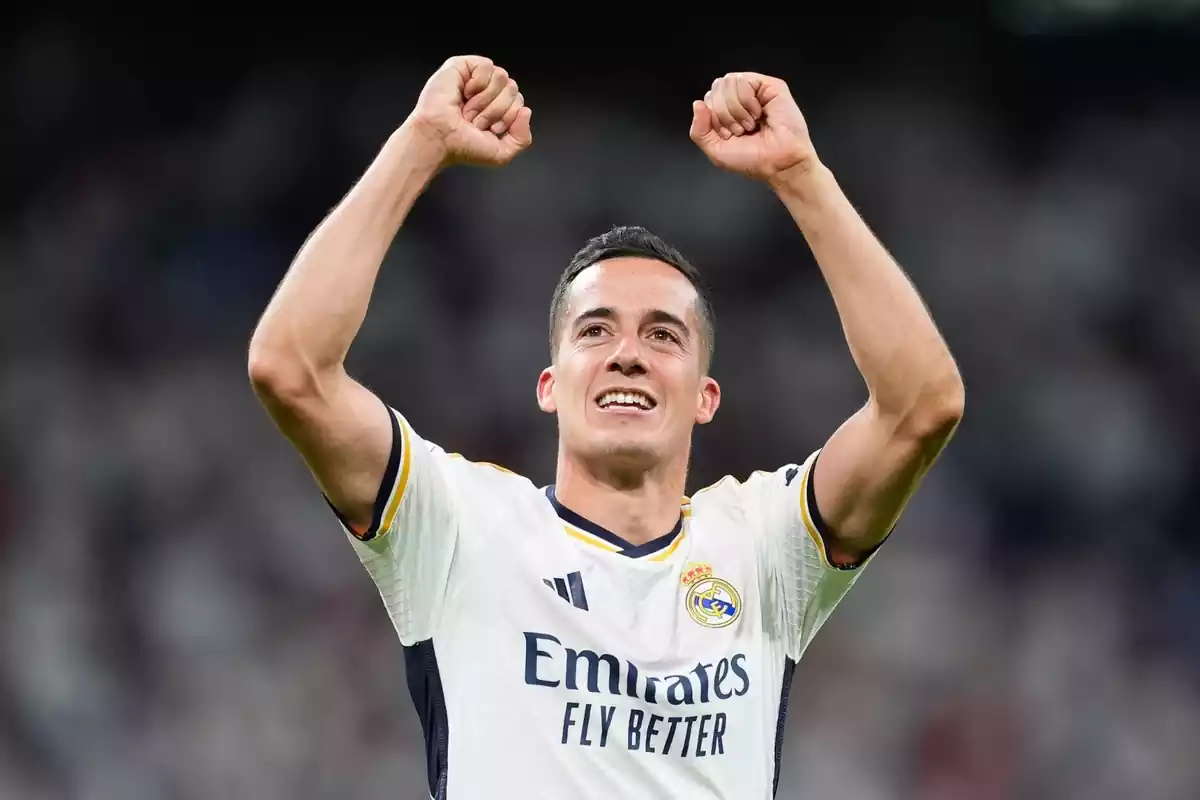 Lucas Vázquez celebrando con los brazos en alto y la camiseta del Real Madrid Lucas Vázquez celebrando con los brazos en alto y la camiseta del Real Madrid