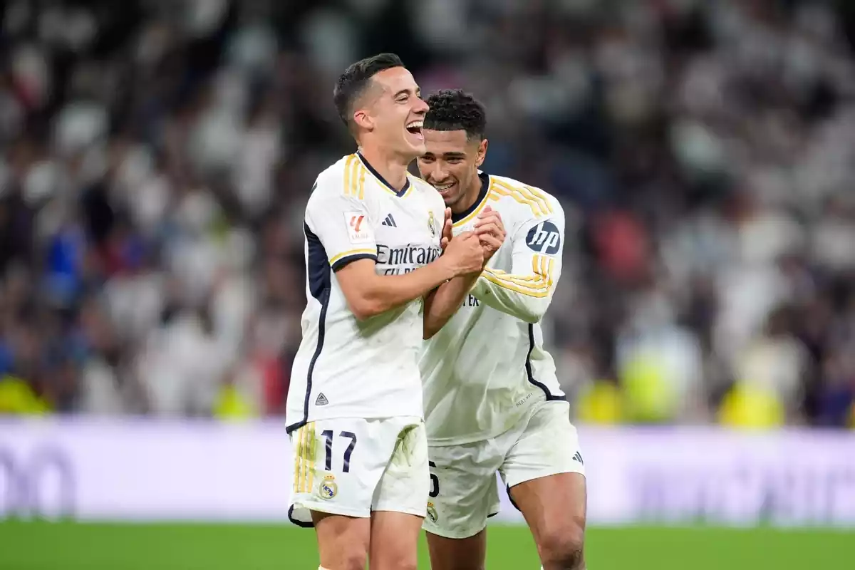 Lucas Vázquez de rialles amb Jude Bellingham al mig d'un partit del Reial Madrid