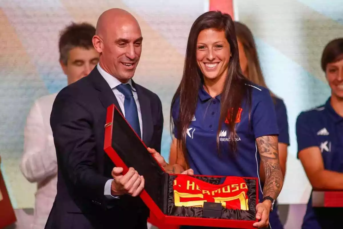 Imatge de Luis Rubiales entregant a Jenni Hermoso la camiseta de la selecció espanyola de futbol femení
