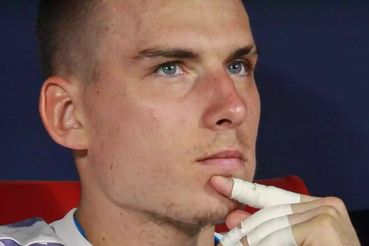 Andriy Lunin looking up at the sky thinking with his finger on his chin