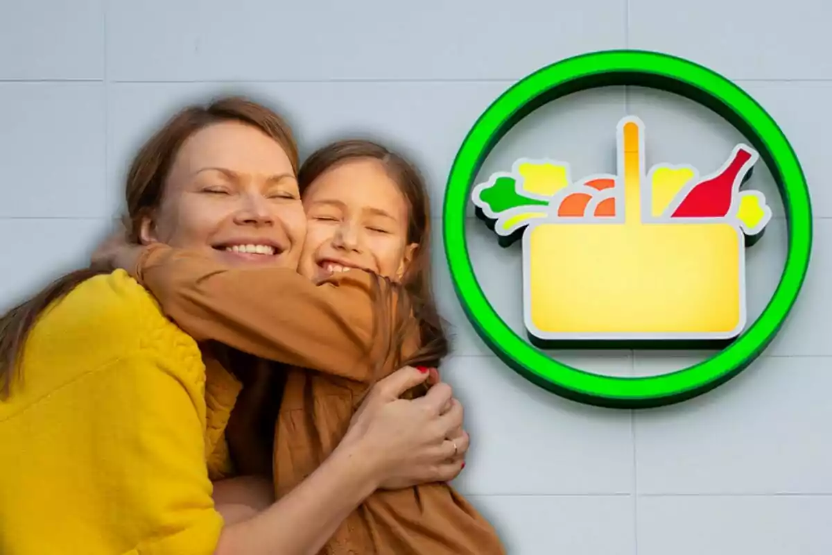 Una dona i una nena somriuen mentre s'abracen davant d'un logotip de supermercat amb un disseny de cistell de la compra.