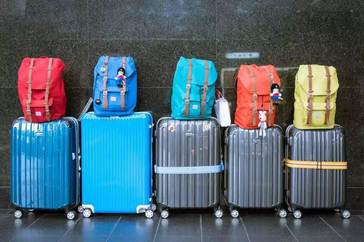 Diverses maletes en un aeroport posades en fila