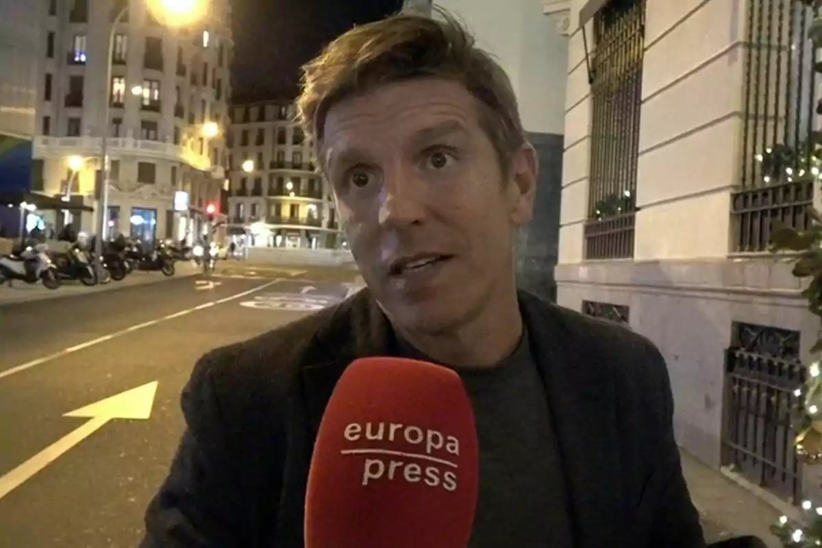 Manuel Díaz parlant davant d'un micròfon d'Europa Press en un carrer il·luminat a la nit. Manuel Díaz parlant davant d'un micròfon d'Europa Press en un carrer il·luminat a la nit.