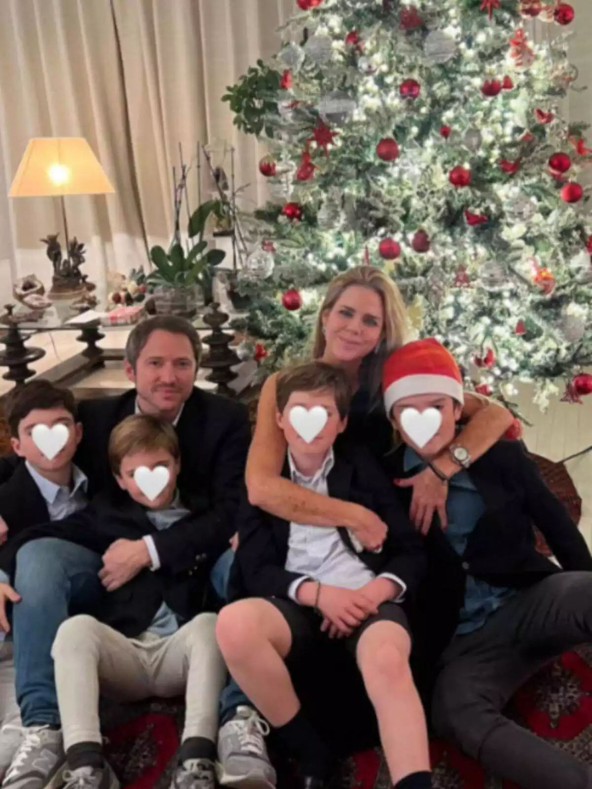 Post d'Amelia Bono a Instagram amb Manuel Martos i els seus fills amb l'arbre de Nadal darrere el 25 de desembre de 2023 Post d'Amelia Bono a Instagram amb Manuel Martos i els seus fills amb l'arbre de Nadal darrere el 25 de desembre de 2023