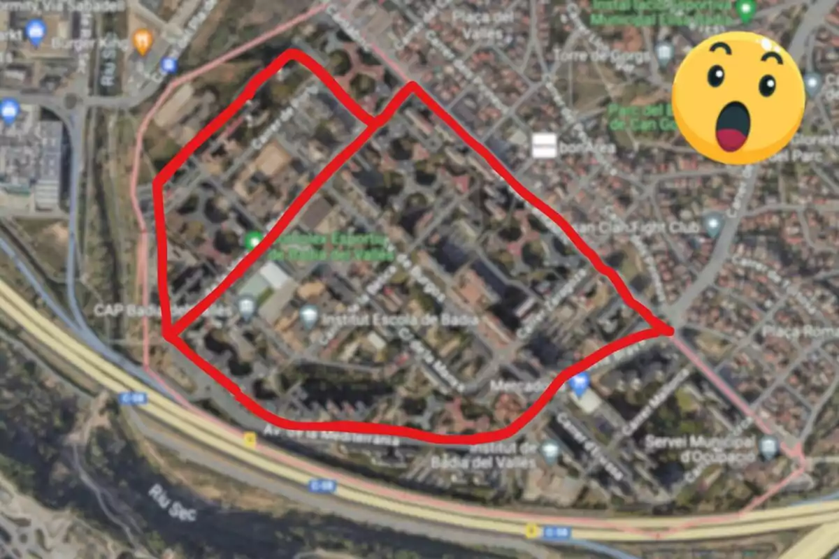 Mapa satelital de una zona urbana con un área delimitada en rojo y un emoji de cara sorprendida en la esquina superior derecha. Mapa satelital de una zona urbana con un área delimitada en rojo y un emoji de cara sorprendida en la esquina superior derecha.