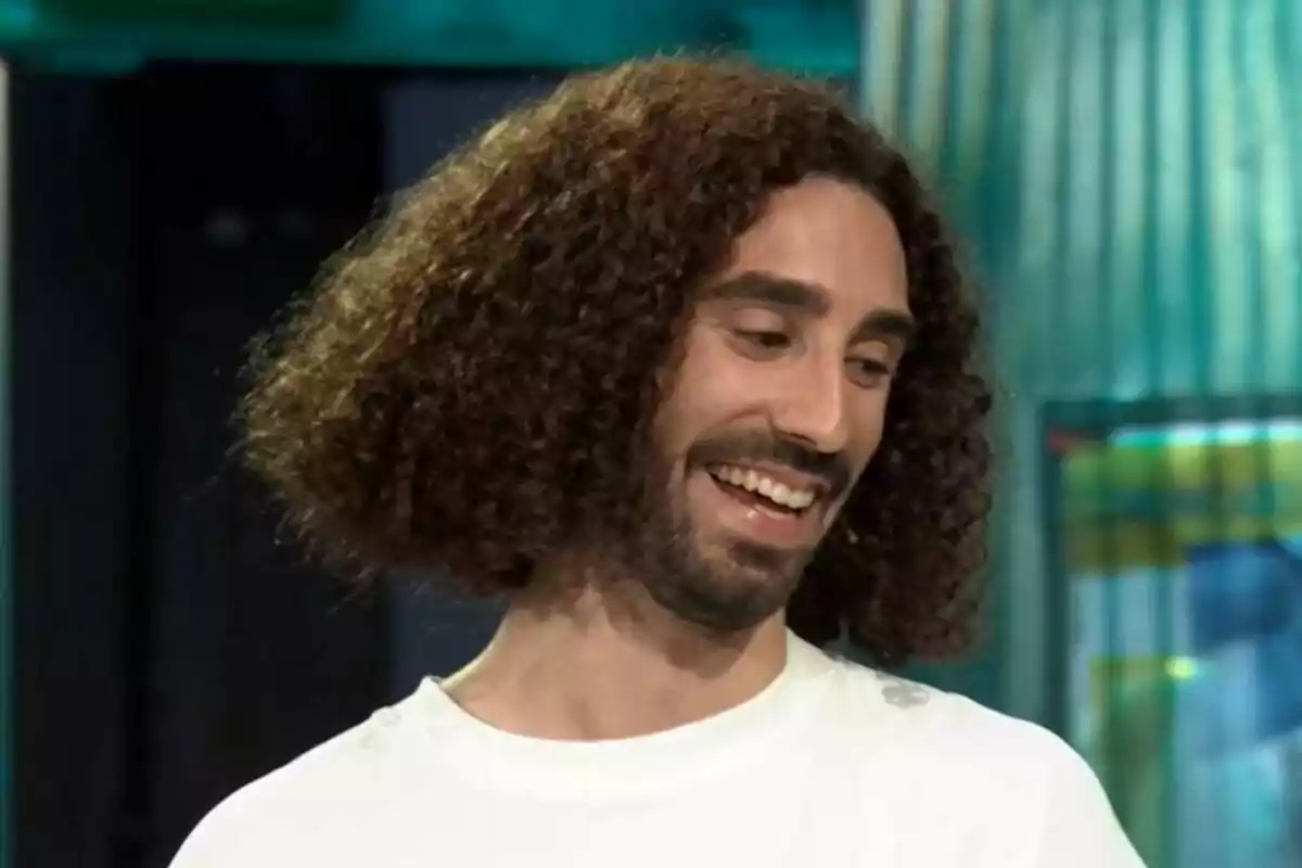 Pla curt de Marc Cucurella somrient mentre mira cap a un costat en un plató de televisió. Pla curt de Marc Cucurella somrient mentre mira cap a un costat en un plató de televisió.
