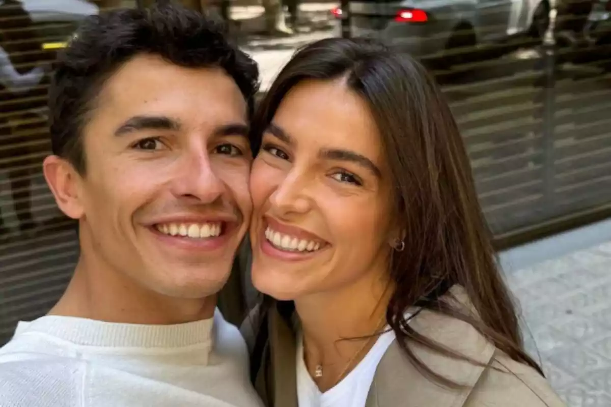 Marc Márquez i la seva nòvia, Gemma Pinto, posant junts a l'aniversari de la influencer Marc Márquez i la seva nòvia, Gemma Pinto, posant junts a l'aniversari de la influencer