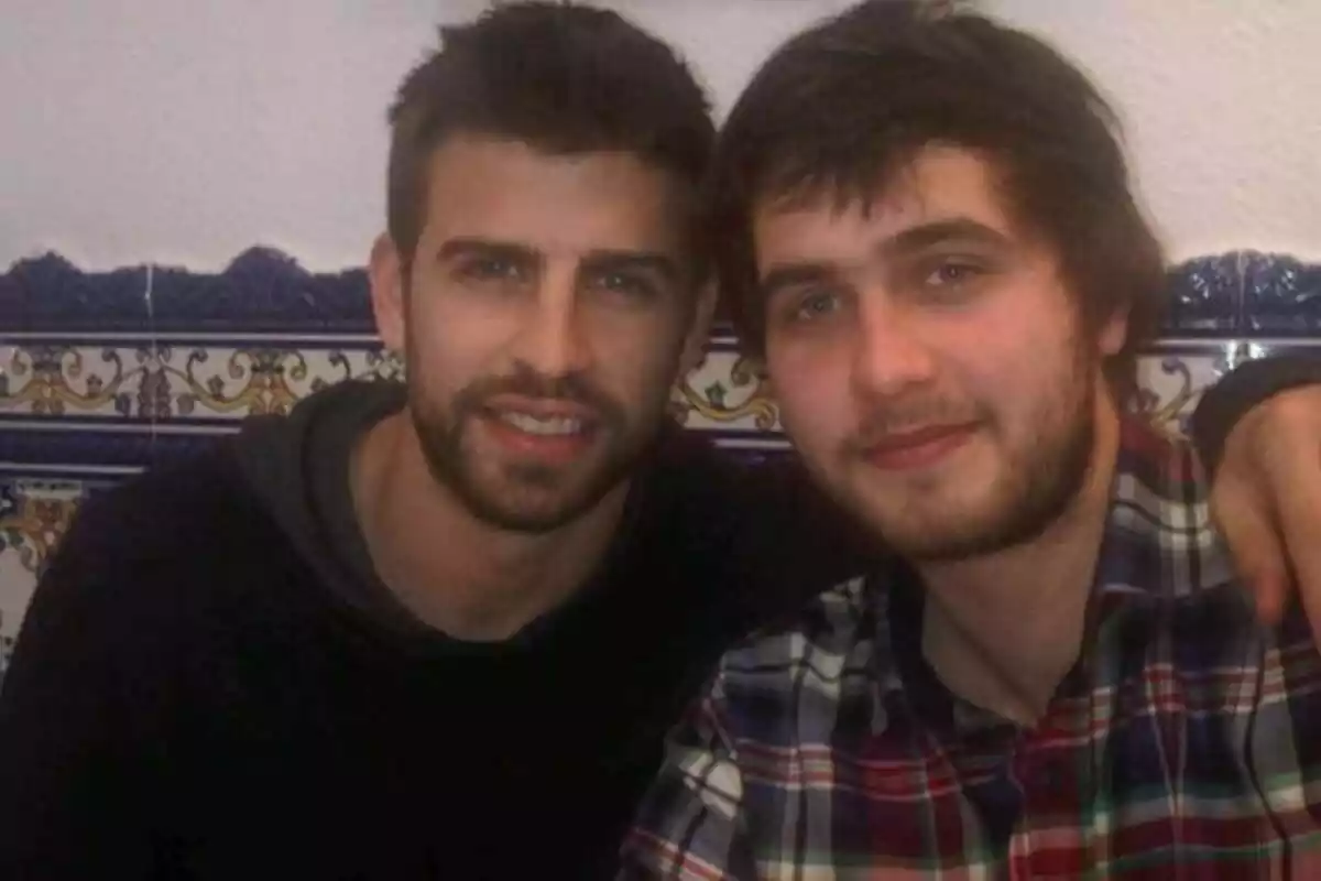 Marc Piqué i el seu germà, Gerard Piqué, tots dos somrients