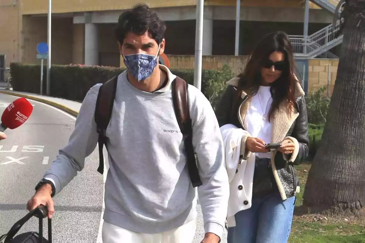 Plànol curt de Cayetano Rivera i María Cerqueira en arribar a l'aeroport, a 16 de gener de 2024, a Sevilla Plànol curt de Cayetano Rivera i María Cerqueira en arribar a l'aeroport, a 16 de gener de 2024, a Sevilla