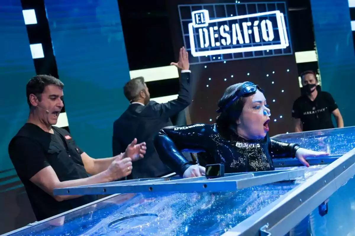 María José Campanario surt d'un tanc d'aigua en un programa de televisió anomenat 