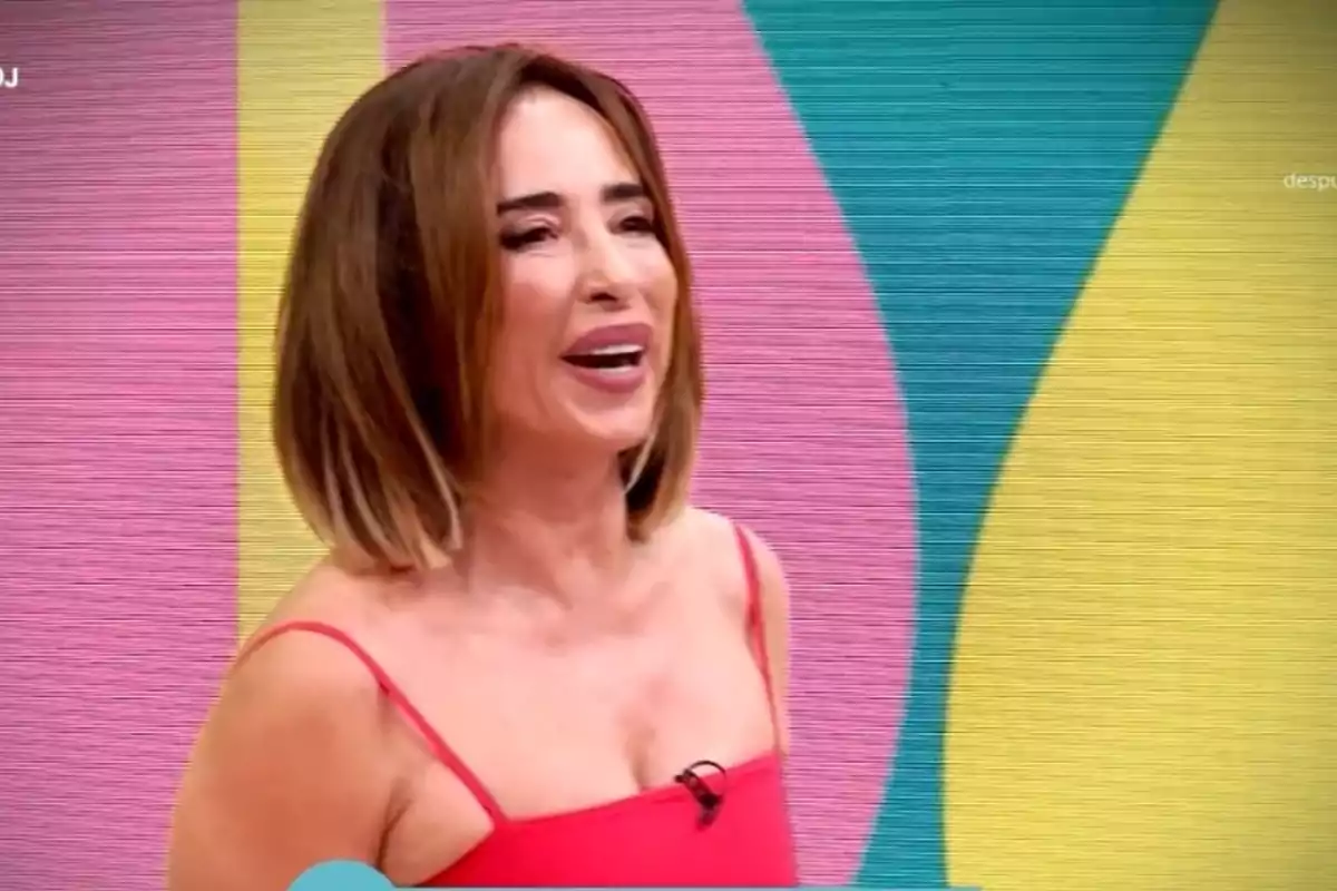 María Patiño, amb cabell castany i llis i vestit vermell, somriu a 'La família de la tele' María Patiño, amb cabell castany i llis i vestit vermell, somriu a 'La família de la tele'