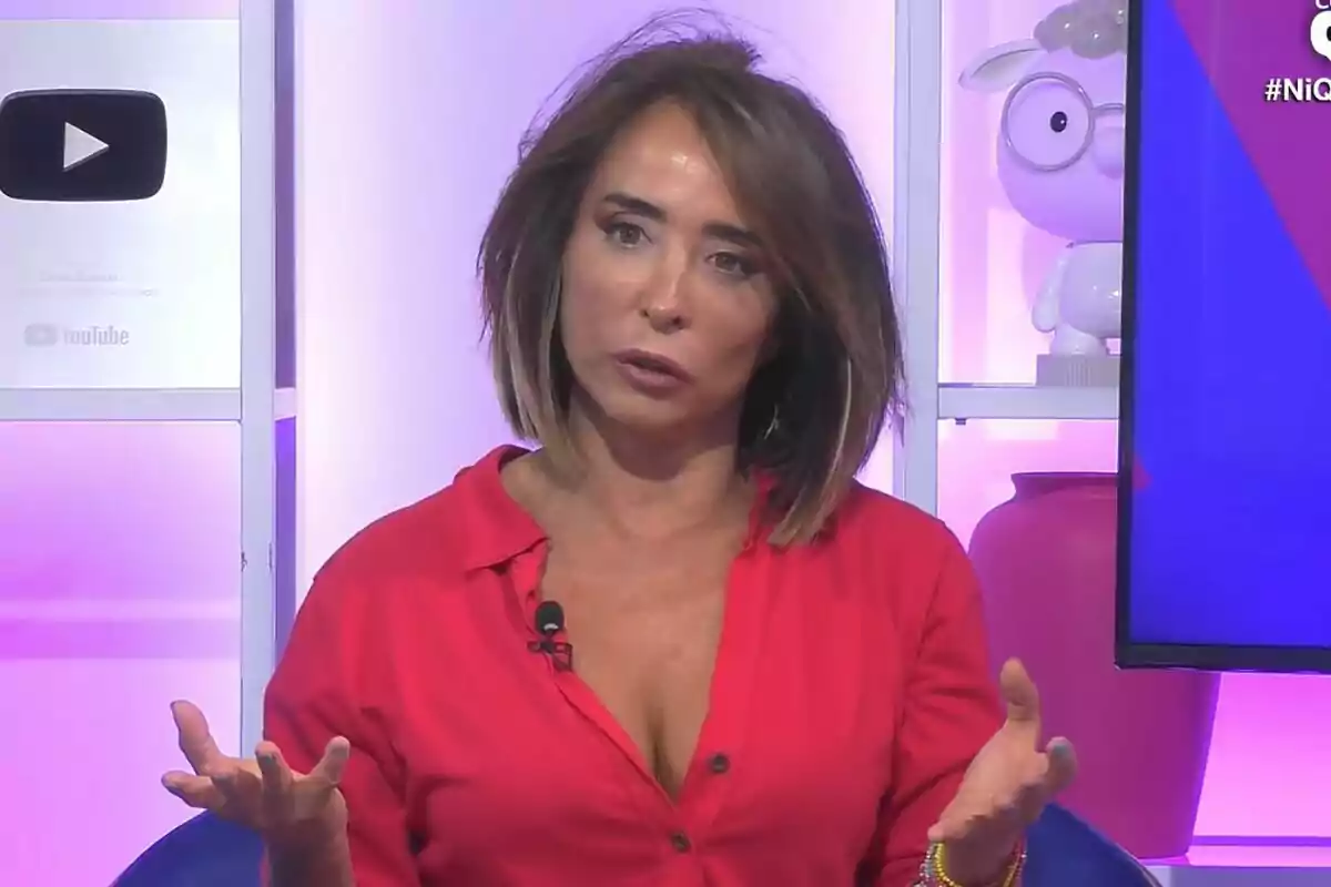 Captura de María Patiño amb camisa vermella està parlant al plató de Ni que fuéramos