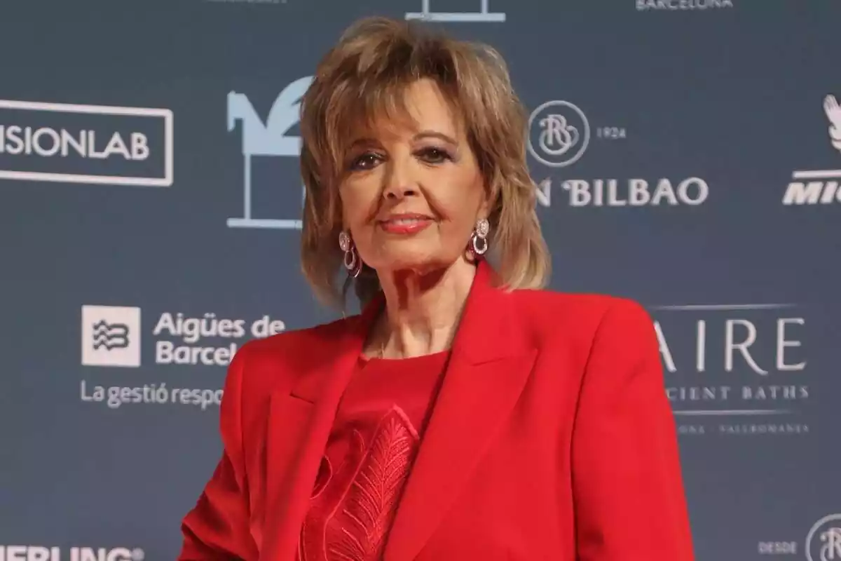 María Teresa Campos posant somrient, vestida de vermell, al photocall dels Premis Ondas 2019