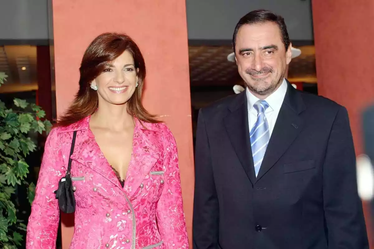 Mariló Montero somrient amb un vestit rosa amb Carlos Herrera somrient en vestit negre i corbata blava Mariló Montero somrient amb un vestit rosa amb Carlos Herrera somrient en vestit negre i corbata blava